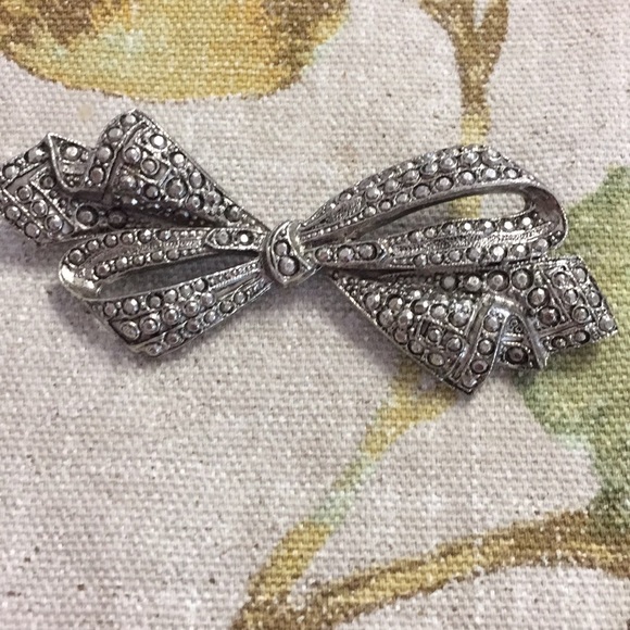 Vintage Jewelry - Bow Brooch